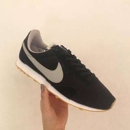 NIKE W PRE MONTREAL RACER VNTG 黑底銀勾