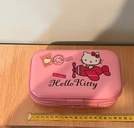 ⭐️ Hello Kitty粉快收藏-Hello Kitty美麗過夜包（粉紅色硬殼，尺寸約17.5*11*7cm）旅遊/化妝