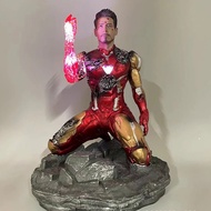 Illuminated  Finger Snapping รูปปั้น Action Figures : Endgame Ironman Kneeling ตุ๊กตาตุ๊กตาสะสมเครื่องประดับ
