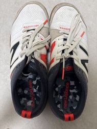 New balance 平底足球鞋