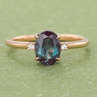 獨一無二的橢圓形亞歷山大變石鑽石訂婚戒指