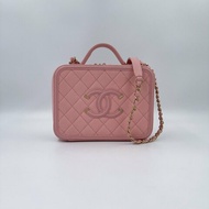 CHANEL水蜜桃粉金釦VANITY CASE中號化妝箱包A93343