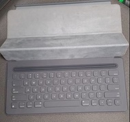 Apple ipad pro 12.9 smart keyboard A1636 with cover