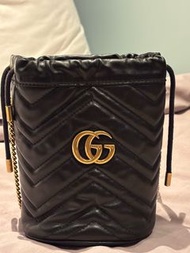 Gucci GG Marmont 黑色皮革水桶包