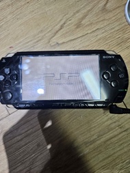 (數十年唔知價，自出合理價高者得)  SONY"PSP-1006"遊戲機1部(有電池)