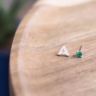 A) 可選擇的生日石和初始耳针925銀