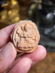 尊勝佛母隨身擦擦 大小合適，適合包殼隨身佩戴。 高31mm，寬28mm  聊一聊