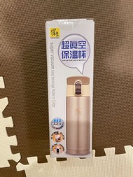 鍋寶超真空保溫杯、 斷熱設計、SUS316不鏽鋼製造丶 長效保熱丶保冰，One Touch開關+防溢燙杯口設計