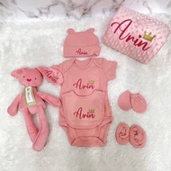 ชุดเซทบอดี้สูทปักชื่อ + ผ้าห่มดอทมิ้งค์ + ตุ๊กตา (Sh1) ❌ปักชื่อได้ *ไม่รับเก็บเงินปลายทาง❌