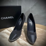 Chanel Clogo雙色鞋 灰黑麂皮高跟鞋 38.5 grey Calfskin Satin Cap Toe CC Pumps