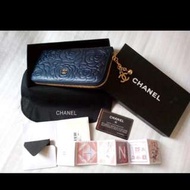 CHANEL®Collection耐壓浮雕純羊皮凡爾賽紫藍珠光壓花手拿長夾典藏款+送精選美粧香氛好禮☆