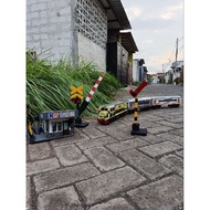 CC201 Vintage Locomotive+2 carriages+1 door barrier++1 signal lights+1 post JPL - Wooden Train Minia