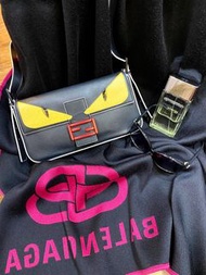 【NA She.歐美精品進口服飾名品】FENDI 黑色小牛皮革撞色拼接經典黃色怪獸眼睛 魔眼十字紋防刮牛皮革紅色雙FF LOGO合金扣頭翻蓋磁扣式雙背帶款 法棍包 怪獸包 手拿包 肩背包 斜背包 兩用包 凹造型 吸眼球 Monster Eyes Bi-Color Baguette Bag Black Yellow Leather Saffiano Medium Hand Bag Shoulder Bag IT Bag Cross Body Bag Fashion Bag 2Way Bag 8BR600