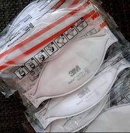 3M Aura 1870+ N95 防護口罩，獨立包裝，有效過濾空氣中的微粒。口罩設計舒適，提供良好的呼吸空間。符合NIOSH標準，提供可靠的保護。適合日常使用，保護呼吸系統健康。口罩上印有3M品牌標