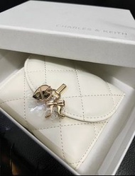 全新正貨 | CHARLES&KEITH Arrietty Quilted Bow-Heart Charm Curved-Flap Wallet金屬造型釦短夾-CREAM奶油色/Black黑色 菱格多