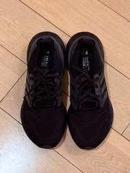 Adidas Ultraboost 全黑運動鞋