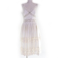 DOLCE & GABBANA 棉質鏤空蕾絲洋裝，飾有 DG 珠寶細節，白色，44 碼，義大利製造，正品，女款，狀況極佳。