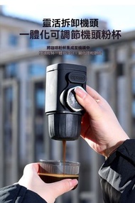 這款便攜式手壓咖啡機小巧輕便 適閤家用 旅行及戶外使用 支援意式膠囊咖啡粉 操作簡單 手壓萃取即可享受濃縮咖啡 配備食品級材質 清洗方便 搭配收納袋 隨時隨地滿足咖啡需求 是咖啡愛好者的理想之選