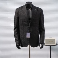 LOUIS VUITTON LV 滿印提花西裝外套
定織御曜緙紋臻萃初剪綿羊毛材質，面料提花工藝，精確控制紗線的交織密度和張力，使其更具立體感，紅外線定位裁牀，通過紅外發射器和紅外接收器來實現對材料的