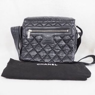 CHANEL 黑色羽絨郵差包