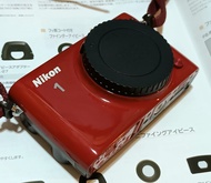特別限量版Nikon 1 S2 紅色無反數碼相機/混合式自動AF對焦點，共135點，中央73點為相位差對焦點，對焦速度快且準，不設低通慮鏡，影像更銳利更清晰，快門：速度30s-1/16000，支援B快