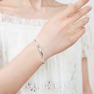 สร้อยข้อมือเงินแท้ S9999 สำหรับผู้หญิง สร้อยข้อมือแบบ Mobius รุ่นใหม่ ของขวัญปีใหม่ แฟชั่น เครื่องปร