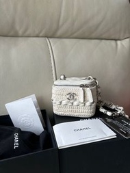 Chanel mini vanity case in white with knit 白色冷織小盒子 針織  鏈條 小盒子 方盒子