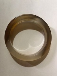巴西國，純天然原礦獁老，正中老坑料，男裝大手鐲，一隻，料子為，糖色白冰漂的料子，潔淨度達到99%，水頭全滿滿，不是通貨，市場沒有的手鐲作品，百分百係訂做款，才能那麼完美效果，品相全好全新，尺寸，內圈口