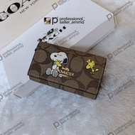 全新COACH x PEANUTS史努比聯名短款鑰匙包，經典