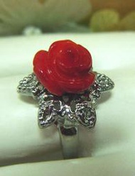 紅珊瑚精雕 玫瑰花造型 戒指 內徑1.7ㄨ板寬0.25ㄨ戒面約1.6cm(國際圍12號)=R-347