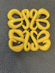 LOEWE的經典 琺瑯 Anagram 標誌胸針。2.5 “ x 2.5”
