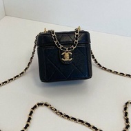 芯片款 香奈兒/Chanel  黑金書包扣皮穿鏈小方盒子化粧盒