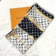 全新LV Scarf 90x90cm 黑白老花金屬鍊條圖䲢 LV圍巾/絲巾/披肩 M78667 #BRAND NEW #香榭站正品