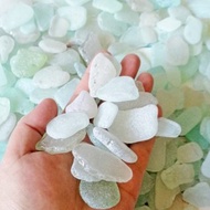 用於裝飾的白海玻璃散裝。大海玻璃。用於風鈴的白沙灘玻璃