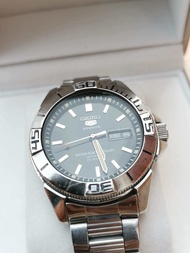 Seiko 5​ Sport​ Automatic​ กลไกลระบบเครื่อง 7s36 หน้าดำขอบสองชั้น หลักแท่งเงิน พรายน้ำ​ สว่างชัดเจน