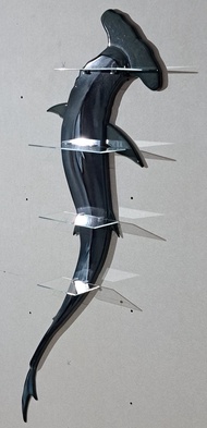 鎚頭鯊形狀的木架子和玻璃架子