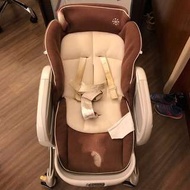 Combi Roanju High Chair 嬰兒餐搖椅床 - 手動可搖平躺當搖床，5段可調高低， 5段椅背斜度，3段可調餐盤.  配件有餐盤, 初生兒內墊.
