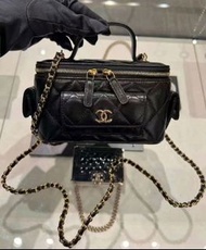 最新22K 爆款 專屬VIP款式 全新現貨 CHANEL SMALL VANITY WITH CHAIN AND TOP HANDLE CARGO 手柄 長盒 長盒子 手袋 包 (黑色 BLACK X 金扣 GHW) 羊皮 菱格紋 可放IPHONE PRO MAX  (附專櫃單)