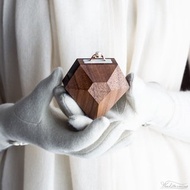 獨特的旋轉鑽石造型求婚戒指盒