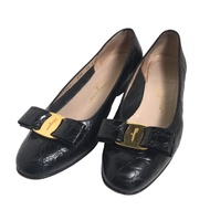 Salvatore Ferragamo 51768 壓花 Vara RIBON低跟鞋
Salvatore Ferragamo黑 [二手]
