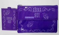 ANNA SUI 化妝包+票卡夾 材質: 聚酯纖維 +PVC 尺寸:化妝包 19x12.5 cm/票夾 11 x 7.2 cm