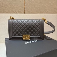 獨特經典款Chanel boy 25cm中號荔枝皮灰色金釦斜背肩背包