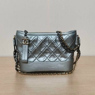 CHANEL GABRIELLE流浪小號20銀色牛皮24開金銀扣肩背包