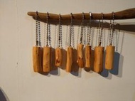 【鑫品】限量版龍柏原木樹根料藝術風造型古木吊飾、擺飾、鑰匙圈『隨機出貨』