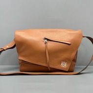 LOEWE羅意威puzzle郵差包焦糖色33*26*17cm