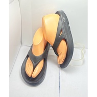 Oofos Black Flip-Flops Second Hand Size 37 Length 24 Cm. Very Soft It Is A Health Shoe.