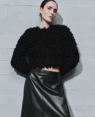 URBAN REVIVO - Áo sweater nữ cổ tròn lông xù UWJ950006-B6A