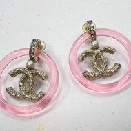 Chanel 芭比甜美粉大logo夾式耳環