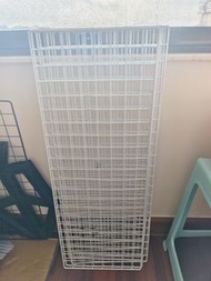 白色金屬網格架