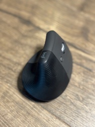 Logitech LIFT 人體工學滑鼠